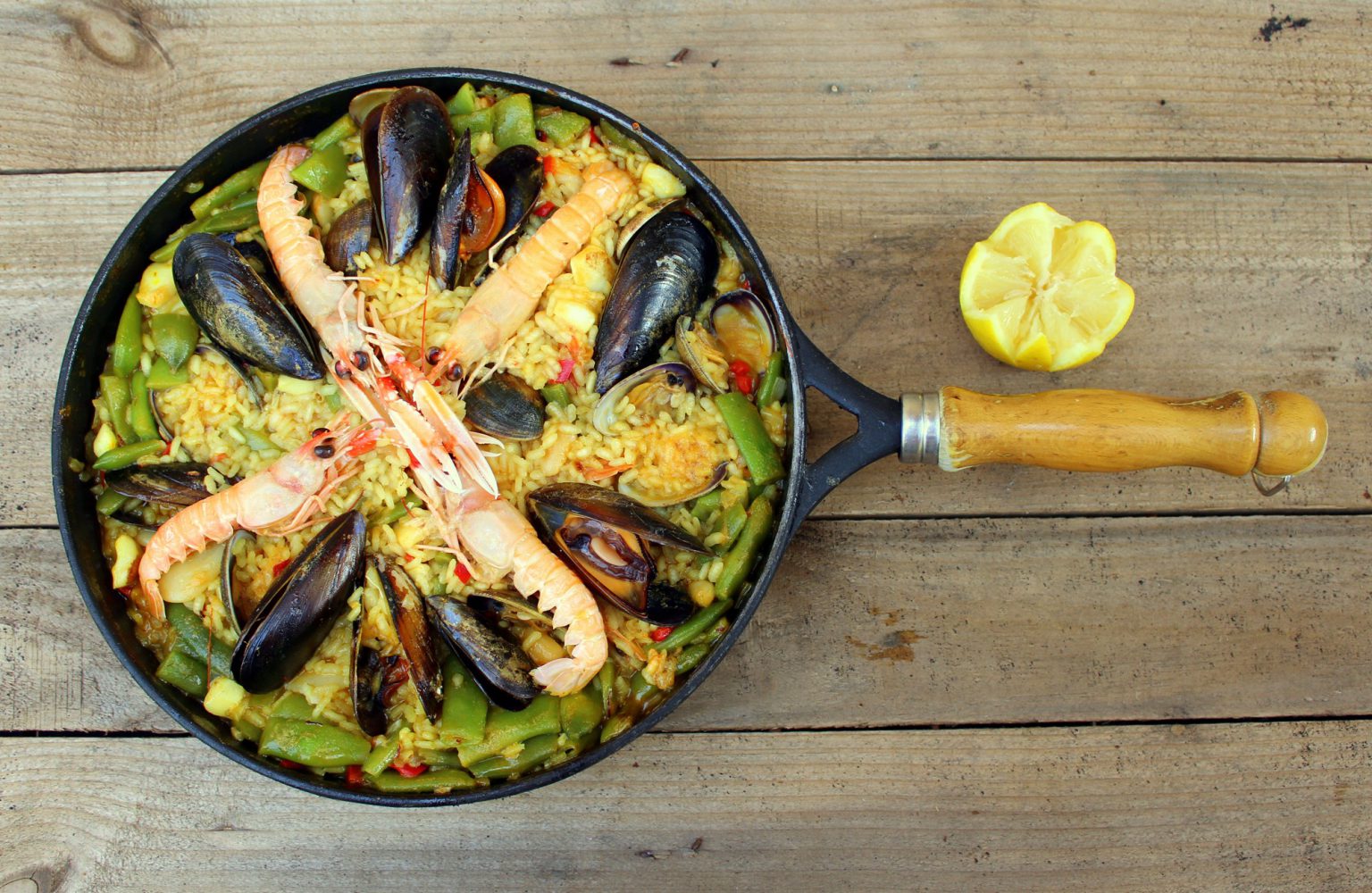 Paella de marisco o marinera, la receta tradicional casera