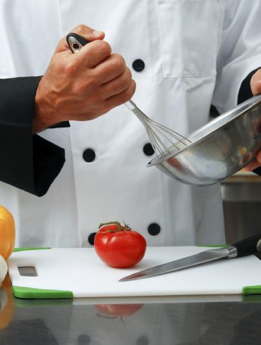 Cocinero trabajando con verduras