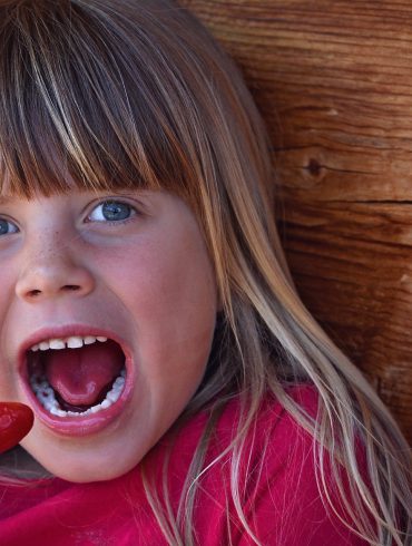 Niña comiendo un helado