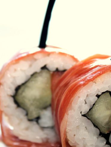 Sushi con jamon, melon y tomate