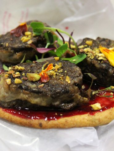 Pizza de morcilla y mermelada de ciruelas rojas con tortas de aceite Inés Rosales