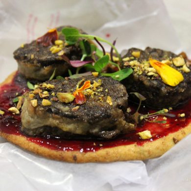 Pizza de morcilla y mermelada de ciruelas rojas con tortas de aceite Inés Rosales